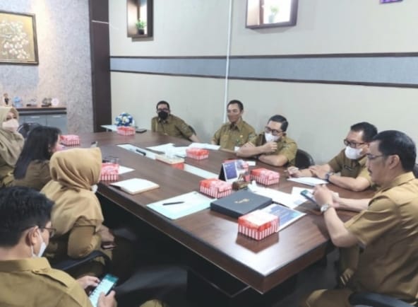 Foto : Terlihat Kadis Kominfo Kaltim (tengah) memimpin rapat pemantapan Rakorda tahun 2022.