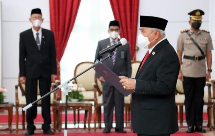 FOTO : Gubernur Kaltim H Isran Noor saat melantik Sekda Provinsi Kaltim Sri Wahyuni.