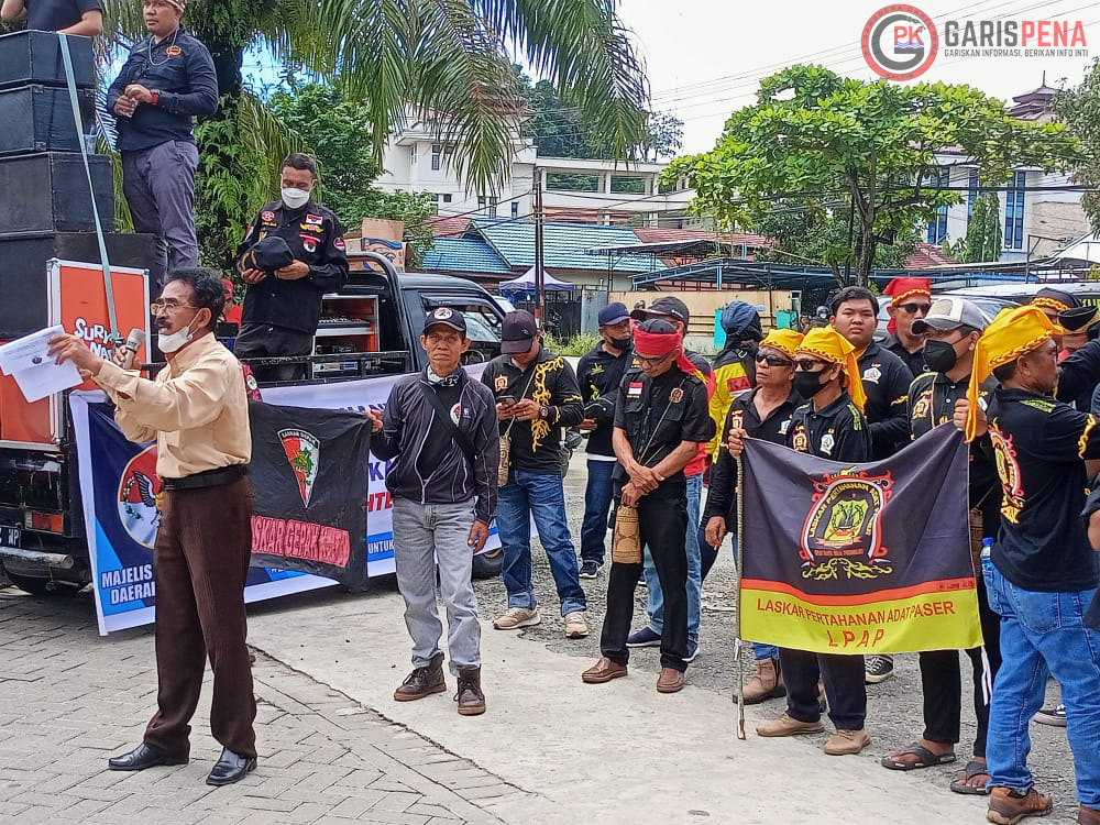 Teks foto : masyarakat Kaltim yang tergabung dalam MODN saat melakukan  unjuk rasa di depan kantor DPRD Kaltim.
