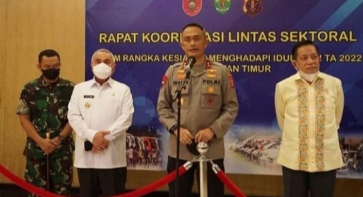 Foto : Gubernur Kaltim H Isran Noor (baju putih) hadir dalam kegiatan Rakor lintas sektoral di Ballroom Hotel Bumi Senyiur Samarinda pada Selasa (19/04/22).