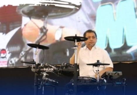 Foto : Wagub Kaltim H Hadi Mulyadi saat menabuh drum di acara Borneo Kaltim Explore 2022 bertempat di Atrium Bagimall.