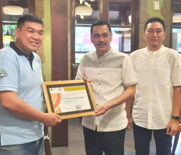 Foto : Kepala Diskominfo Kaltim HM Faisal (tengah) saat menyerahkan Piagam Penghargaan kepada Section Head CSR and Comrel PT Gunung Bara Utama.