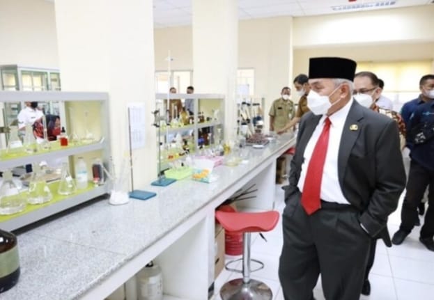 Foto: Gubernur Kaltim, H Isran Noor saat meresmikan Gedung Baru Dinas Perindagkop Kaltim di Jalan MT Haryono, Rabu (27/4/2022).