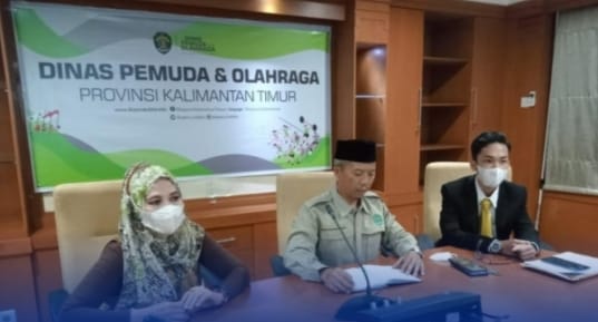 Foto : Rasman (tengah) menyampaikan lolosnya tujuh pemuda Kaltim ke PPAN Australia.