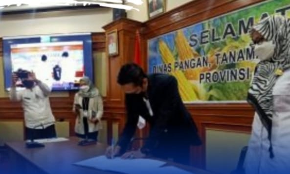 Foto : Kepala Dinas Pangan, Tanaman Pangan dan Hortikultura Kaltim, Siti Farisyah Yana (baju putih) saat menyaksikan penandatanganan MoU bulog.