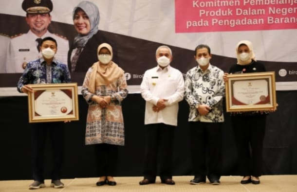 Foto : Ismiati (paling kanan) foto bersama penghargaan dihadiri Gubernur dan wakil gubernur Kaltim.