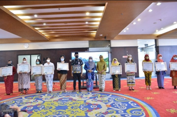 Foto : Kepala Dinas Sosial Provinsi Kaltim HM Agus Hari Kesuma (tengah) bersama sepuluh wanita di Kaltim yang mendapat mendapatkan penghargaan.