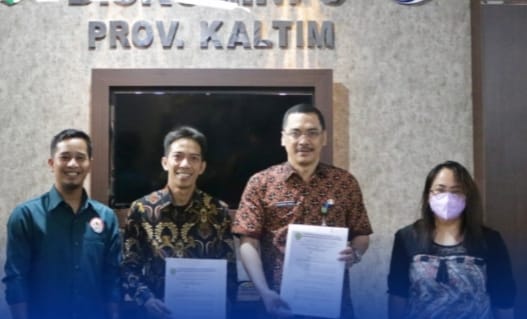 Foto : Muhammad Faisal (dua kanan) dan Irwan (dua kiri) memperlihatkan hasil MoU yang telah di teken.