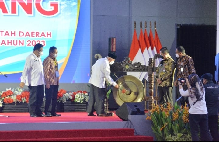 Foto : Gubernur Kaltim H Isran Noor pukul gong tandakai acara Musrenbang resmi digelar.