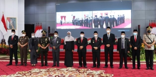 FOTO : Anggota DPRD Kaltim Rima Hartati Ferdian (ketiga kiri) menghadiri acara pelantikan dan pengambilan sumpah jabatan Sekdaprov Kaltim oleh Gubernur Kaltim Isran Noor pada Rabu 30 Maret 2022.