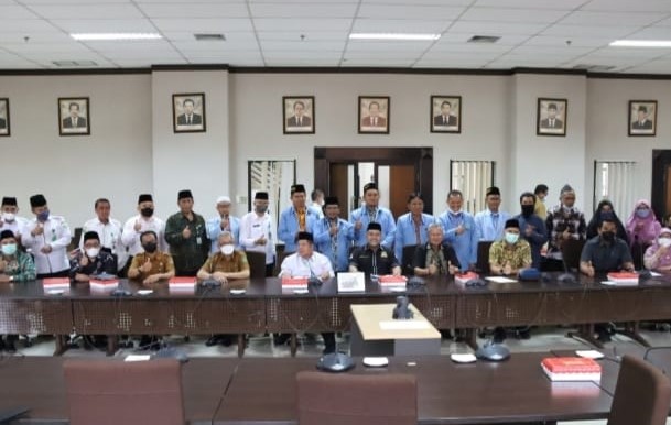 Foto : Komisi IV foto bersama Kemenag, BKPRMI, dan BPKAD setelah usai RDP kemarin.