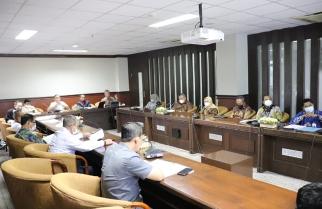 Foto: Komisi II DPRD Kaltim saat menggelar rapat dengar pendapat bersama direksi Bankaltimtara, Selasa 5 April 2022.