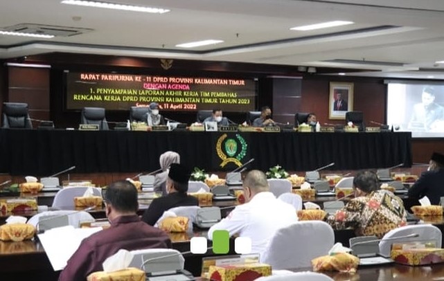 FOTO : Sutomo Jabir bahas Rencana Kerja DPRD Kaltim Tahun 2023 saat menyampaikan laporan hasil kerja pada rapat paripurna ke-11 DPRD Kaltim, Senin 11 April 2022.
