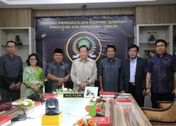KUNJUNGAN KERJA : Ketua DPRD Kaltim Makmur HAPK didampingi Sekretaris Dewan Muhammad Ramadhan saat menerima kunjungan kerja Pimpinan dan Bapemperda DPRD Berau pada Rabu 13 April 2022.