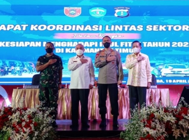 Foto : Ketua DPRD Kaltim Makmur HAPK (Kanan) saat menghadiri Rapat Koordinasi Lintas Sektoral dalam rangka kesiapan menghadapi Idul Fitri 1443 Hijriah tahun 2022, di Ballroom Hotel Senyiur Samarinda, baru-baru ini.