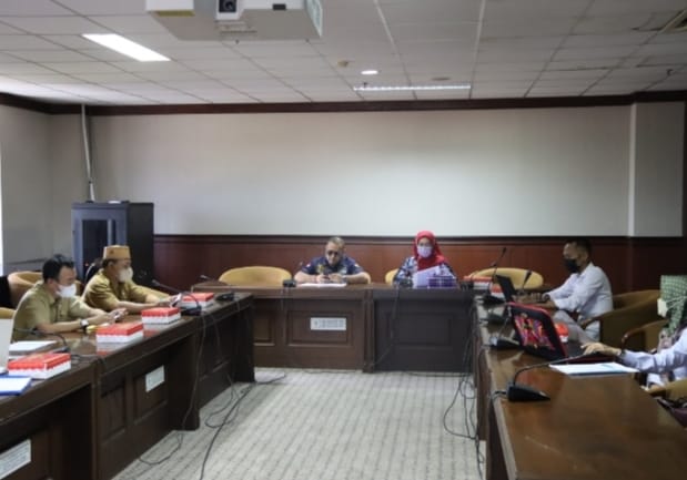 FOTO : RDP Komisi IV DPRD Kaltim dengan Dinas Kependudukan, Pemberdayaan Perempuan dan Perlindungan Anak (DKP3A) Kaltim pada Senin 18 April 2022.