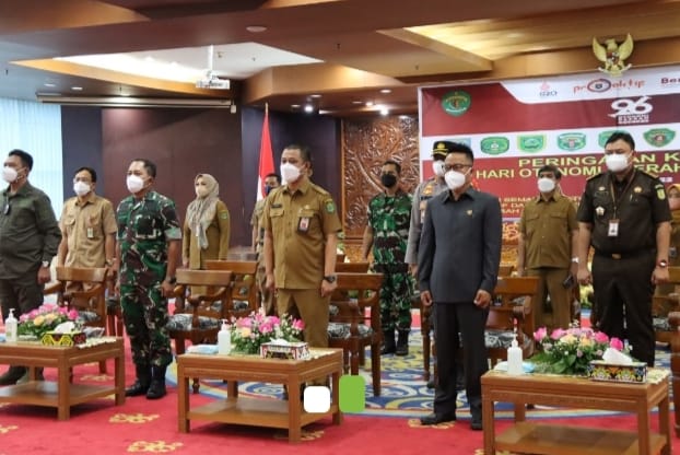 FOTO : Ketua Komisi I DPRD Kaltim Baharuddin Demmu saat menghadiri acara peringatan Hari Otonomi Daerah Ke 26 di Ruang Ruhui Rahayu Kantor Gubernur Kaltim, pada Senin 25 April 2022.