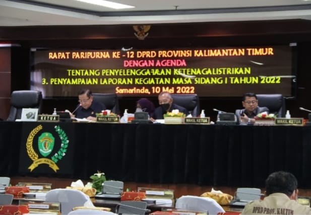 Foto : Ketua DPRD Kaltim Makmur HAPK didampingi Wakil Ketua DPRD Kaltim Muhammad Samsun dan Sigit Wibowo saat memimpin Rapat Paripurna Ke – 12, Selasa 10 Mei 2022