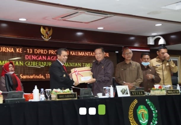 Foto: Ketua DPRD Kaltim Makmur HAPK (tengah) dan Hadi Mulyadi saat menggelar paripurna ke-13 pada 11 Mei 2022.