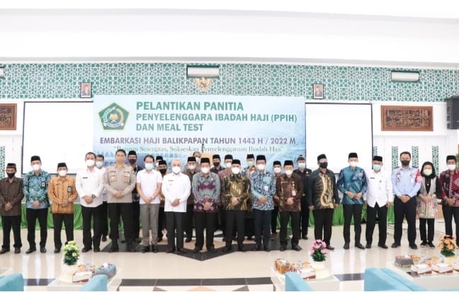 Foto: Ketua Komisi IV DPRD Kaltim Akhmed Reza Fahlevi bersama Gubernur Kaltim Isran Noor di acara pelantikan P3IH Embarkasi Balikpapan Tahun 2022, Rabu pada 19 Mei 2022.