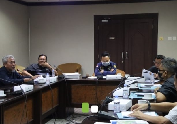 Foto : Terlihat Baharuddin Demu saat memimpin rapat Komisi I DPRD Kaltim mendengarkan aduan Warga Desa Peridan,  Selasa 17 Mei 2022.