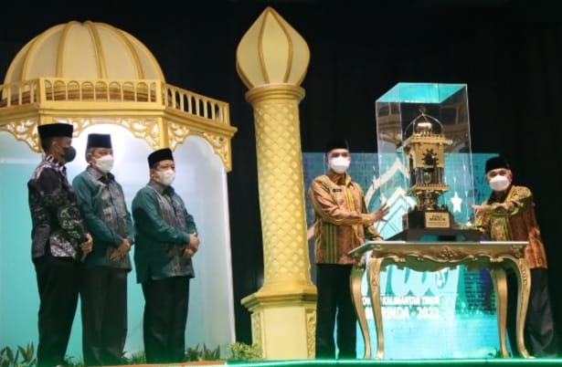 Foto : Makmur (tengah) hadiri acara pembukaan MTQ Tingkat Provinsi Kaltim ke – 43 yang dihadiri Ketua DPRD Kaltim Makmur HAPK bersama Ketua Komisi IV DPRD Kaltim Akhmed Reza Fachlevi, Senin 23 Mei 2022.