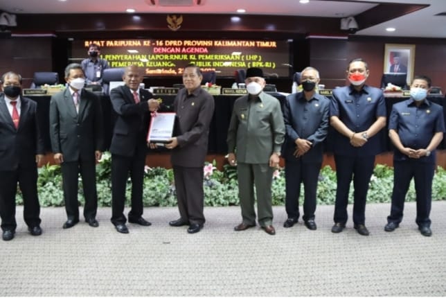 Foto : Makmur HAPK (lima kanan) menyerahkan Hasil Pemeriksaan BPK RI atas Laporan Keuangan Pemprov Kaltim Tahun 2021 pada rapat paripurna ke 16 pada 25 Mei 2022.