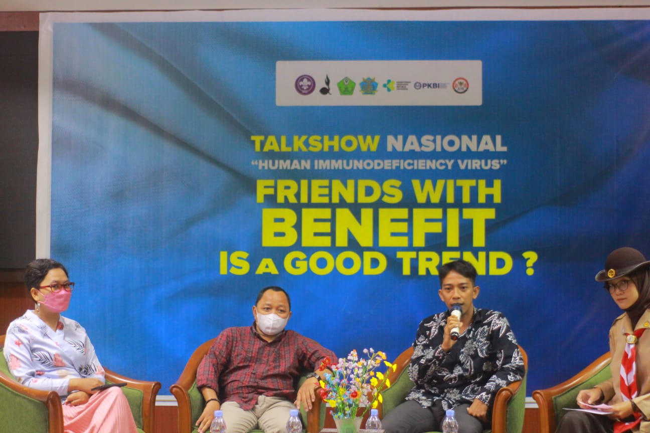 Foto : Ketua KPID Kaltim Irwan ( pakai batik) hadir sebagai Narasum di acara talkshow hari ini.