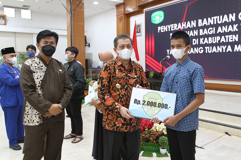 SERAHKAN : Wagub Kaltim Hadi Mulyadi saat menyerahkan bantuan kepada yatim piatu Covid-19.