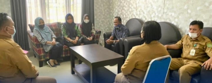 Foto : Perwakilan Diskominfo Kaltim saat berbincang dengan Diskominfo Perstik Kutai Timur.