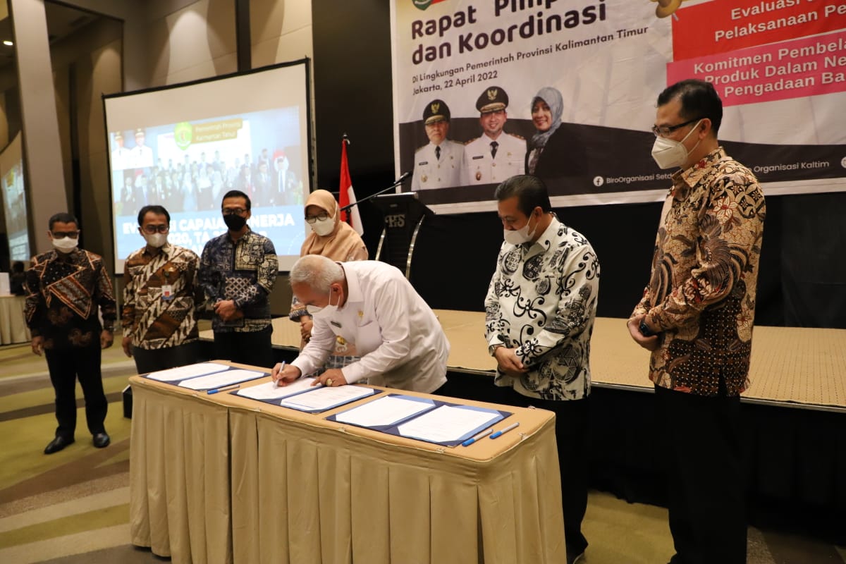 Foto : Gubernur Kaltim Isran Noor menandatangani berita acara komitmen bersama pelayanan pengaduan publik melalui SP4N-LAPOR! di Jakarta.