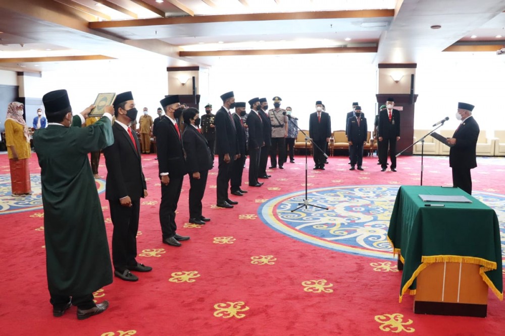 SEMOGA AMANAH: Gubernur Kaltim Isran Noor saat mengambil sumpah tujuh anggota komisioner KPID Kaltim.