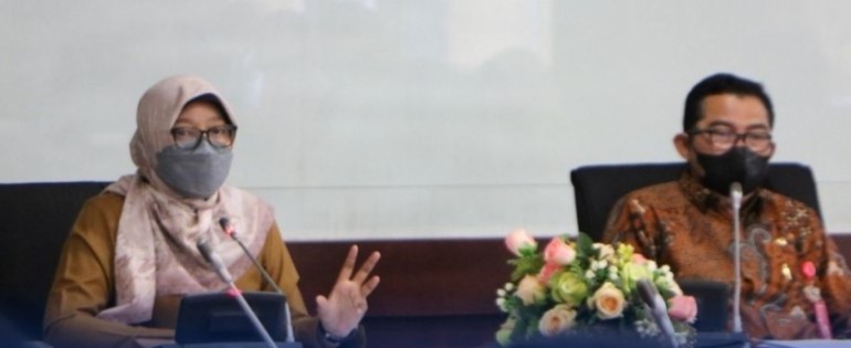 SOSIALISASI: Sekda Prov Kaltim Sri Wahyuni saat memberikan pengarahan kepada para peserta dalam rapat sosialisasi tim P3DN Kaltim, Selasa (5/4/2022).