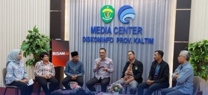 TANGGAPI SERIUS: Muhammad Faisal (tengah) bersama para narasumber yang berkompeten untuk membicarakan seputar upaya pencegahan hoaks di Kaltim.