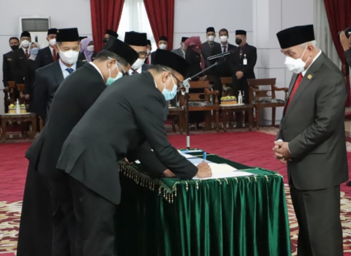 TUGAS BESAR: Para pejabat administrator, pengawas, dan fungsional yang baru dilantik diharapkan bisa bertugas sebaik-baiknya demi daerah