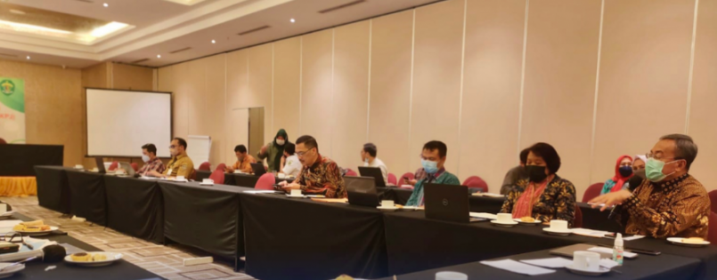 EVALUASI: Muhammad Faisal (keempat kanan) saat menjelaskan sederet capaian dan fokus perbaikan Diskominfo Kaltim menyongsong tahun kerja berikutnya.