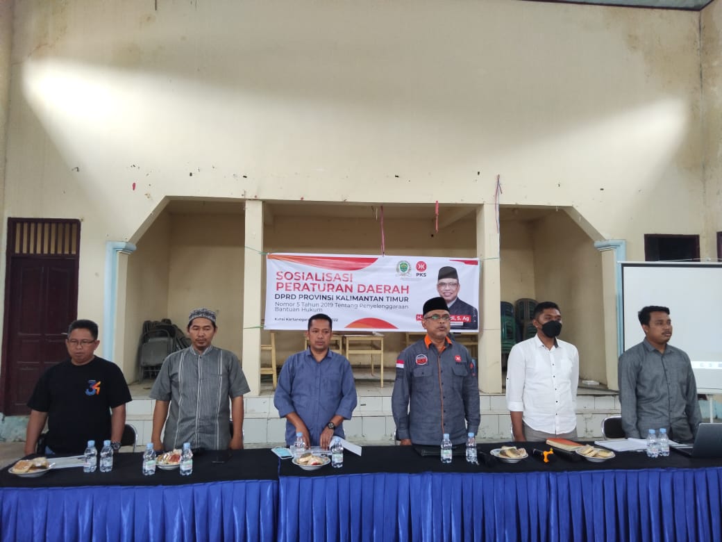 FOTO : Anggota DPRD Kaltim H M Ali Hamdi (tiga kanan) menyanyikan lagu kebangsaan Indonesia raya sebelum menggelar kegiatan Sosper Bantuan Hukum.