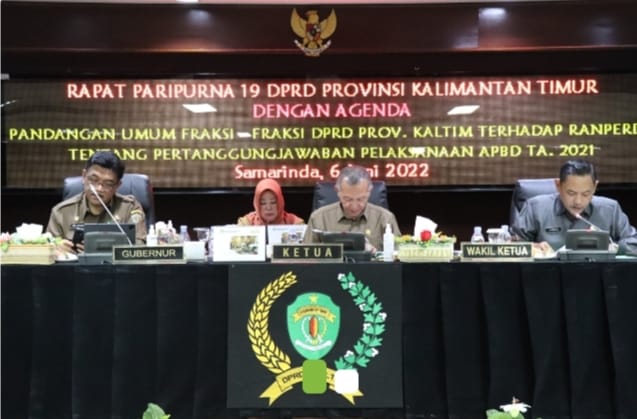 Foto: Wakil Ketua DPRD Kaltim Muhammad Samsun (tengah) didampingi Wakil Ketua DPRD Kaltim Seno Aji saat memimpin Rapat Paripurna Ke – 19 di lantai 6 gedung D Kantor DPRD Kaltim, Senin (06/06/22).