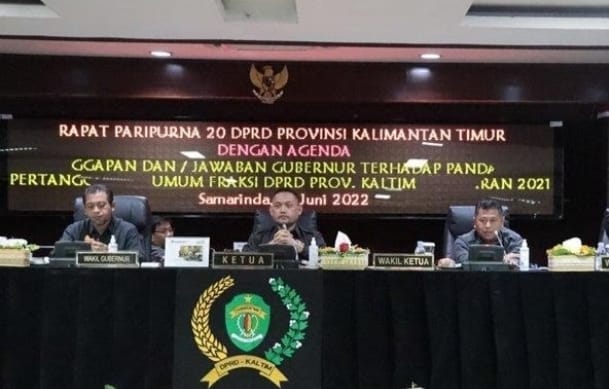 Foto : Wakil Ketua DPRD Kaltim, Seno Aji (dua kiri) saat memimpin rapat paripurna ke-20 didampingi Wakil Ketua DPRD Sigit Wibowo dan Muhammad Samsun serta Wakil Gubernur Hadi Mulyadi, Jumat (10/06/22).