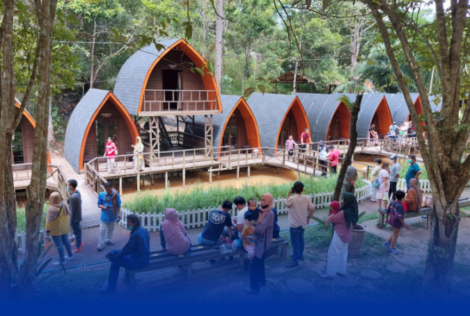 LIBUR LEBARAN:Terlihat antusias warga Kaltim menyambangi tempat wisata Ladang Budaya (Ladaya) di Tenggarong, Kukar.