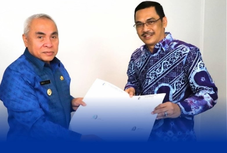 SERAHKAN: Kadiskominfo Provinsi Kaltim yang juga merupakan Wakil Ketua 1 ASKOMPSI, Muhammad Faisal (kanan) saat menyerahkan surat usulan mengenai DBH