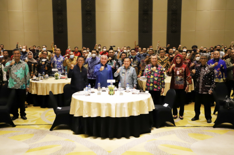 SINERGI: Gubernur Kaltim Isran Noor bersama dengan para gubernur lainnya bersinergi berharap keadilan.