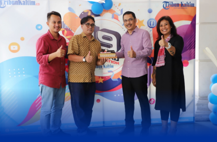 UCAPKAN: Kadis Kominfo Kaltim Muhammad Faisal (dua kanan) saat membawa kue yang bertuliskan 19th Tribun Kaltim. Ia disambut Pimpinan Redaksi Tribun Kaltim, Ade Masayanto dan Erika Oktaviani selaku General Manager Bussines di teras kantor Tribun Kaltim.