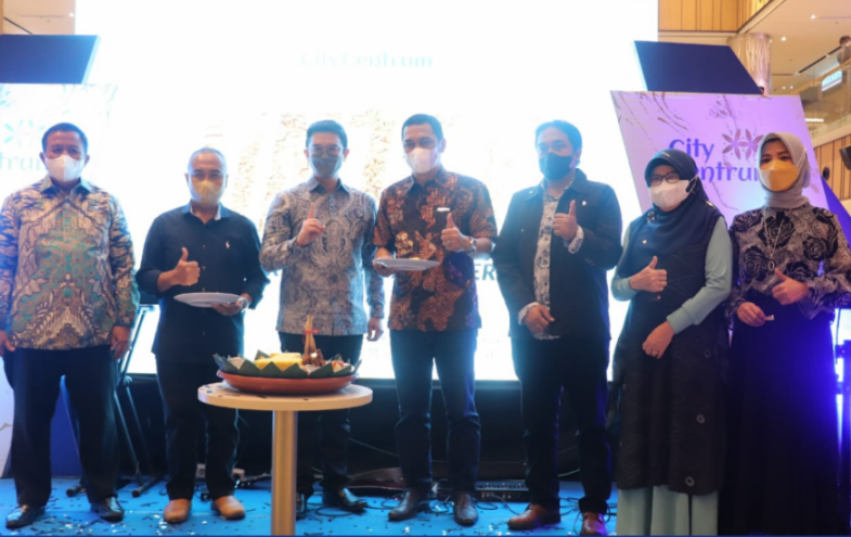 SELAMAT: Kepala Dinas Komunikasi dan Informatika Prov. Kaltim, Muhammad Faisal menghadiri perayaan hari jadi pertama City Centrum Mall First Anniversary pada Sabtu (14/5/2022) malam.