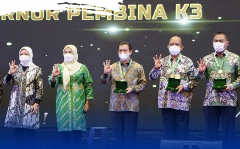 PRESTASI MEMBANGGAKAN: Gubernur Kaltim Isran Noor kembali menerima penghargaan K3 Award 2022 dari Menteri Ketenagakerjaan RI Ida Fauziyah sebagai Pembina Kesehatan dan Keselamatan Kerja (K3). Pemberian diwakili Wakil Gubernur Kaltim H Hadi Mulyadi di Hote