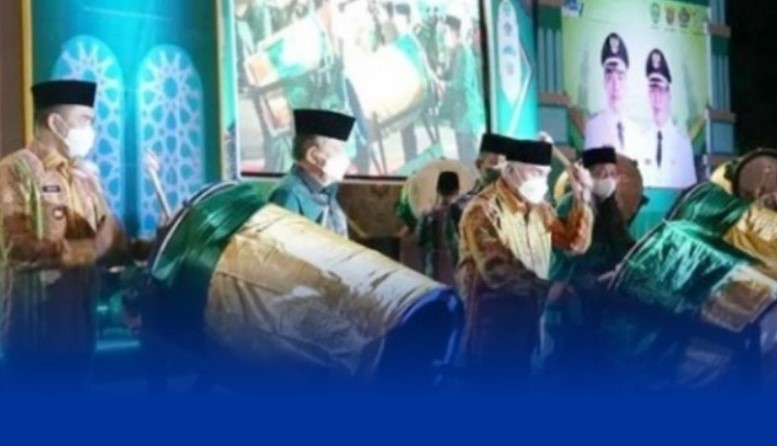 BUKA ACARA: Gubernur Kaltim Isran saat menabuh bedug tanda dibukanya gelaran MTQ tingkat Kaltim tahun 2022.