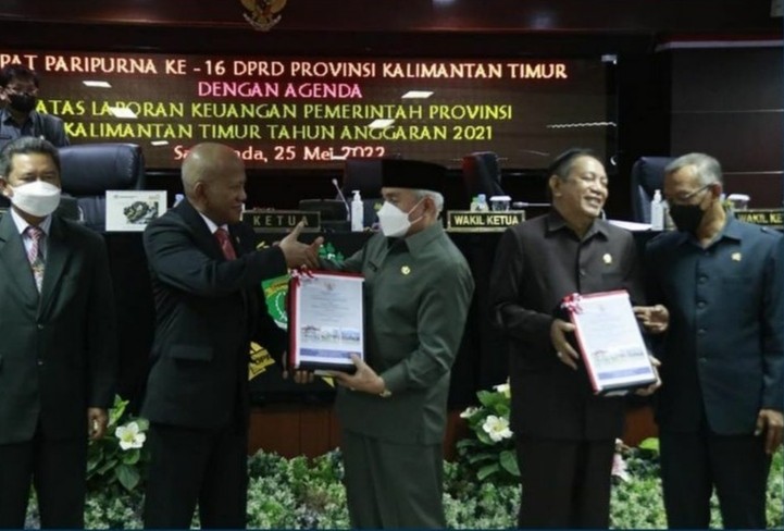 FOTO : Gubernur Kaltim Isran Noor didampingi Ketua DPRD Kaltim Makmur HAPK menerima penghargaan predikat opini WTP dari BPK RI, Rabu (25/5/2022) dalam rapat paripurna DPRD Kaltim di gedung DPRD Kaltim.