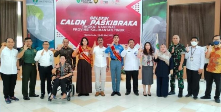 FOTO : Kepala Dispora Kaltim Agus Tianur didampingi M Remiza Baihaqi (Samarinda) dan Vulgentia Mariane (Bontang) lolos menuju Paskibraka Nasional 2022.