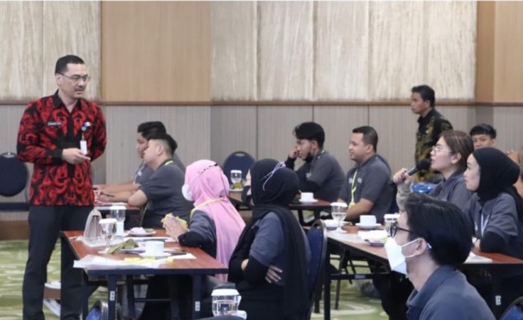 BERBAGI ILMU: Kadiskominfo Kaltim Muhammad Faisal saat memberikan materi di acara IPTEK Pemuda.