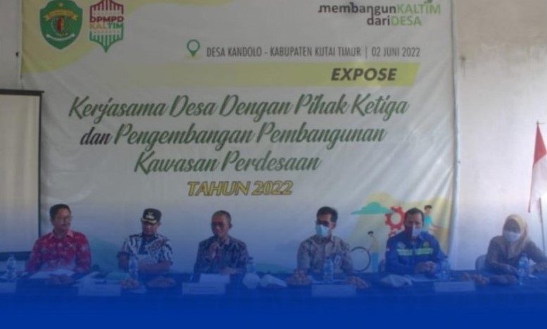 SAMPAIKAN: Kepala DPMPD Kaltim Muhammad Syirajudin saat menggelar acara expose, di Kantor Desa Kandolo, Kecamatan Teluk Pandan, Kabupaten Kutai Timur, Kamis (2/6).KUTAI TIMUR - Pemprov Kaltim melalui Dinas Pemberdayaan Masyarakat dan Pemerintahan Desa (DP